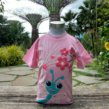 Load image into Gallery viewer, Gardens by the Bay - Kids Collection - DRAGONFLY AND SUPERTREE WITH BATIK PATCHWORK KID’S T-SHIRT (PINK)
