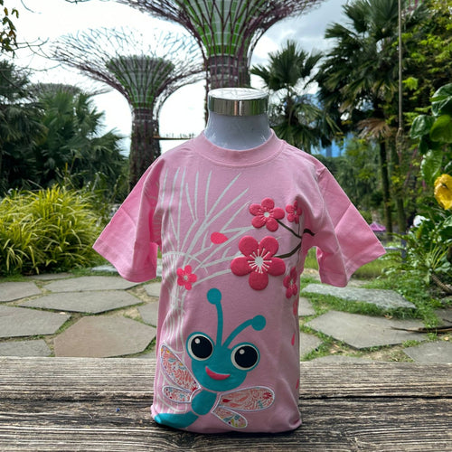 Gardens by the Bay - Kids Collection - DRAGONFLY AND SUPERTREE WITH BATIK PATCHWORK KID’S T-SHIRT (PINK)