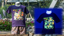 Load image into Gallery viewer, Gardens by the Bay - Gardens by the Bay Bear Collection - RESIDENT BEARS WITH SUPERTREES GLOW KID’S T-SHIRT (PURPLE)
